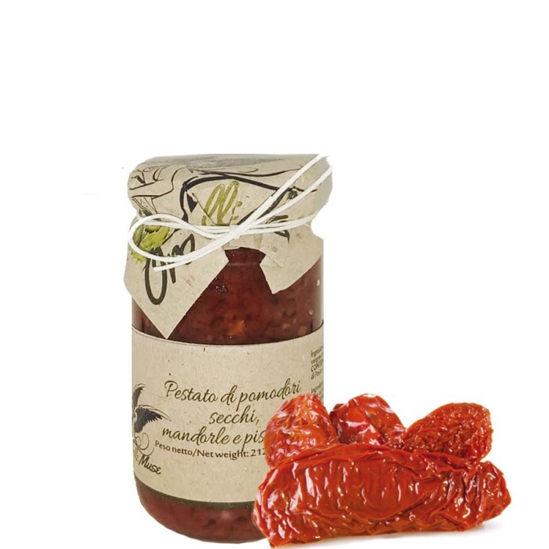 Pesto aus getrockneten Tomaten, Mandeln und Pistazien in Olivenöl